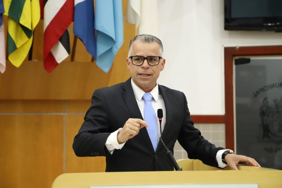 Luís Flávio questiona Prefeitura sobre transporte adaptado para pessoas com deficiência