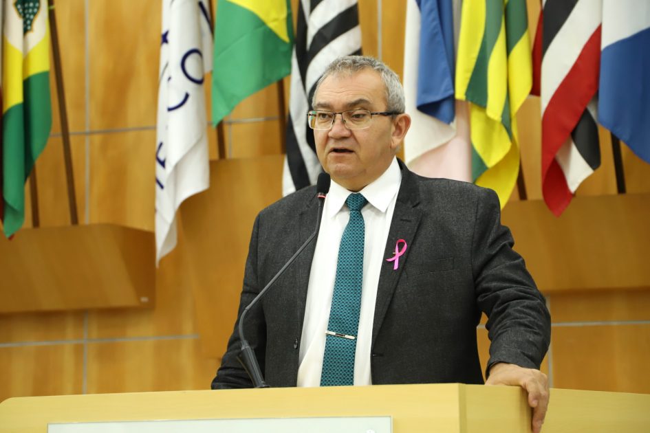 Marcelo Dantas questiona prefeito sobre fila de espera por clínico geral em UBS