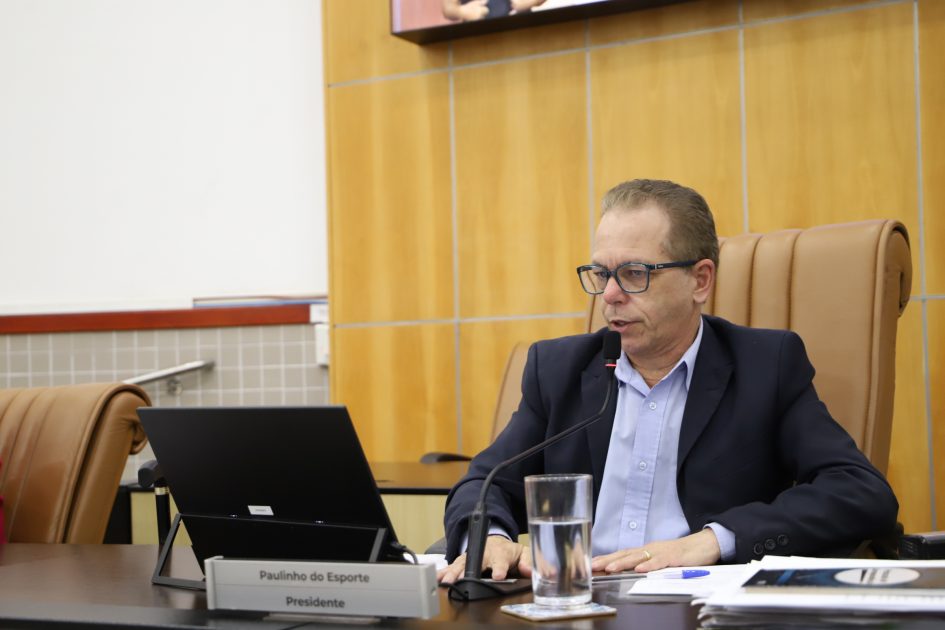 Paulinho do Esporte pede operação tapa-buracos e troca de placas em bairros de Jacareí