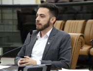 Gabriel Belém questiona obra paralisada e regularização fundiária em Jacareí