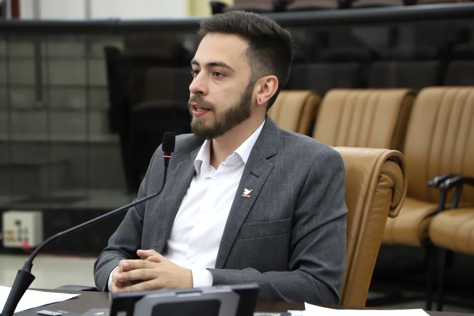 Gabriel Belém questiona obra paralisada e regularização fundiária em Jacareí