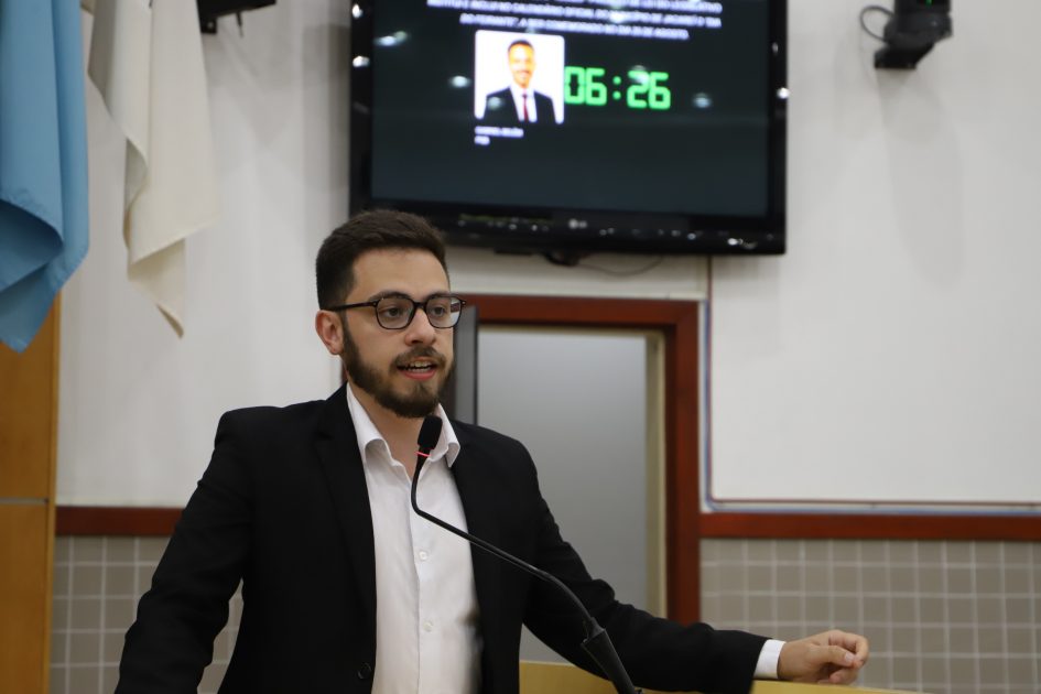 Gabriel Belém questiona prefeito sobre contratos para fornecimento de merenda escolar