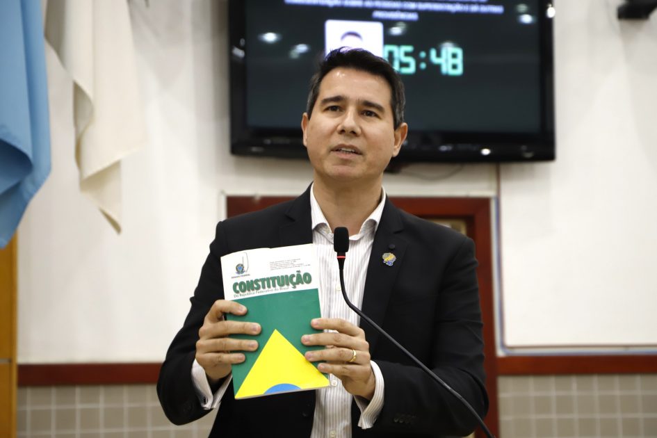 Hernani Barreto pede manutenção dos brinquedos de EMEI no Jardim das Indústrias