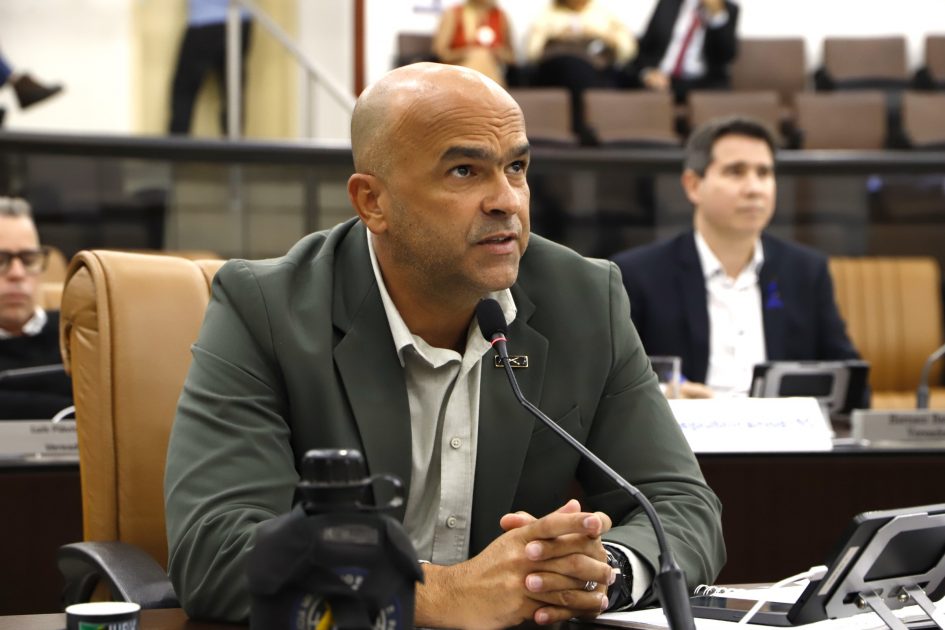 Juex Almeida cobra fiscalização urgente em piscina abandonada no Jardim Esperança