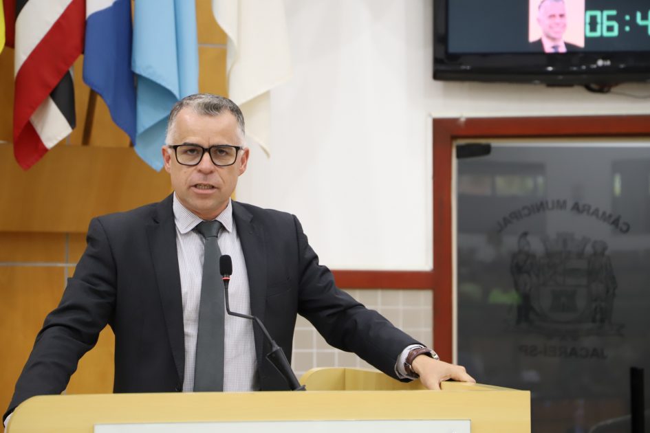 Luís Flávio questiona Prefeitura sobre unificação de salas de aula em EMEF no Bandeira Branca