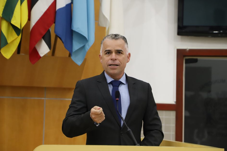 Luís Flávio questiona prefeito sobre contratos para fornecimento de merenda escolar