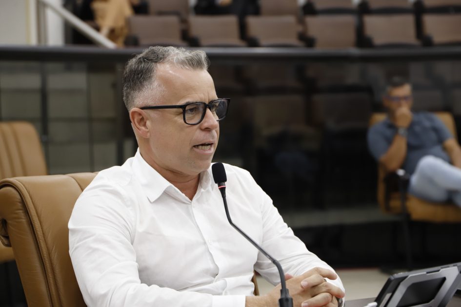 Luís Flávio questiona prefeito sobre reforma de escola atingida por incêndio no Parque Santo Antônio