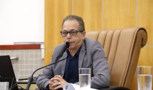 Paulinho do Esporte pede substituição imediata de placa de rua