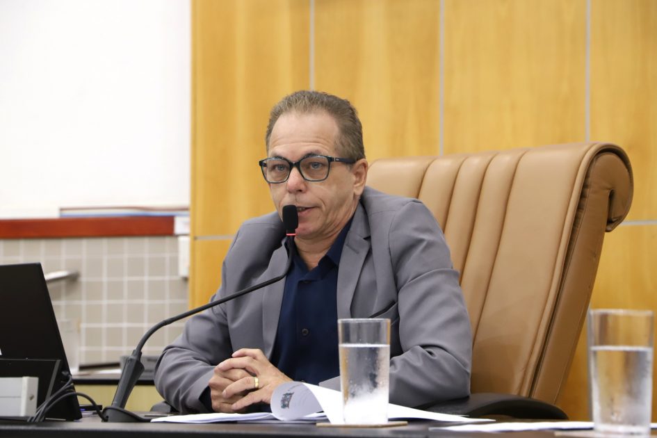 Paulinho do Esporte pede substituição imediata de placa de rua