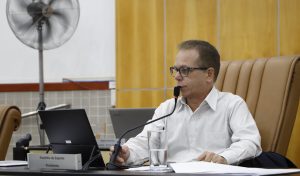 Paulinho do Esporte pede faixa de pedestres em avenida próxima a supermercado