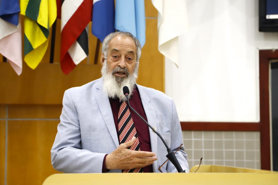 Valmir do Parque Meia Lua fiscaliza asfalto de ruas em diferentes bairros de Jacareí