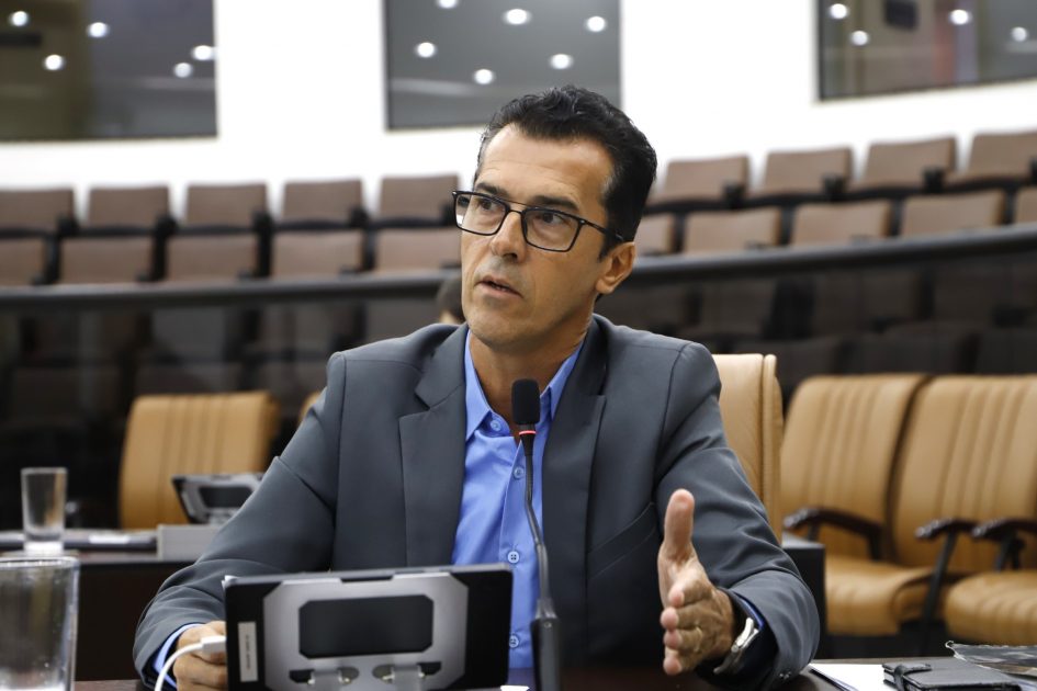 Daniel Mariano cobra solução para buraco que impede coleta de lixo no São Silvestre