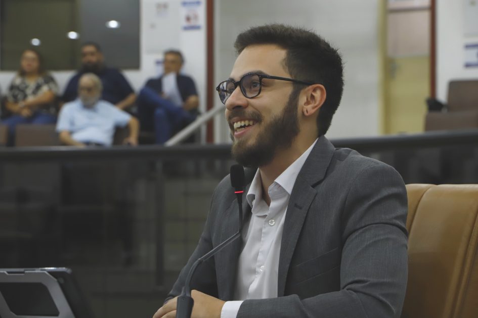 Gabriel Belém questiona prefeito sobre contrato com instituto de pesquisa