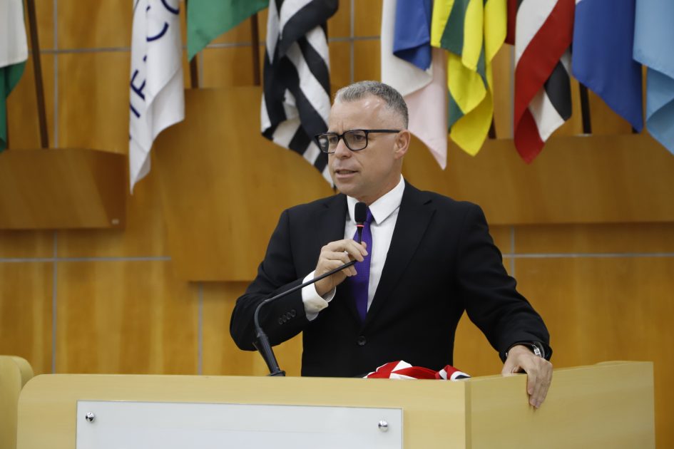 Luís Flávio fiscaliza atuação de conselho para crianças atípicas e cobra investimentos na cultura