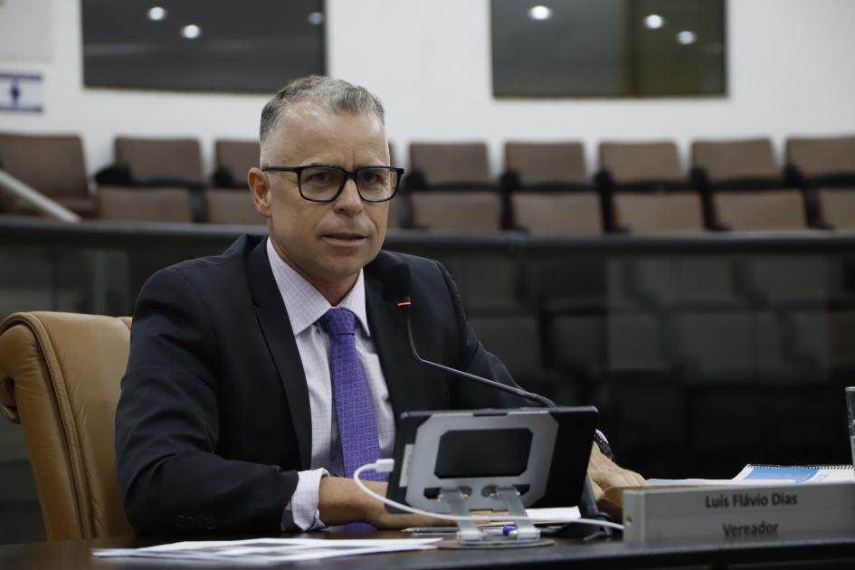 Luís Flávio questiona prefeito sobre contratação de professores e Agentes de Desenvolvimento Infantil