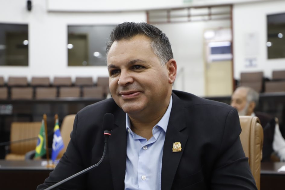 Netho Alves cobra serviço de fumacê em vias do Santa Paula