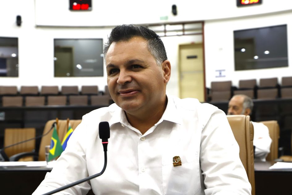 Netho Alves solicita limpeza de terreno perto de escola municipal