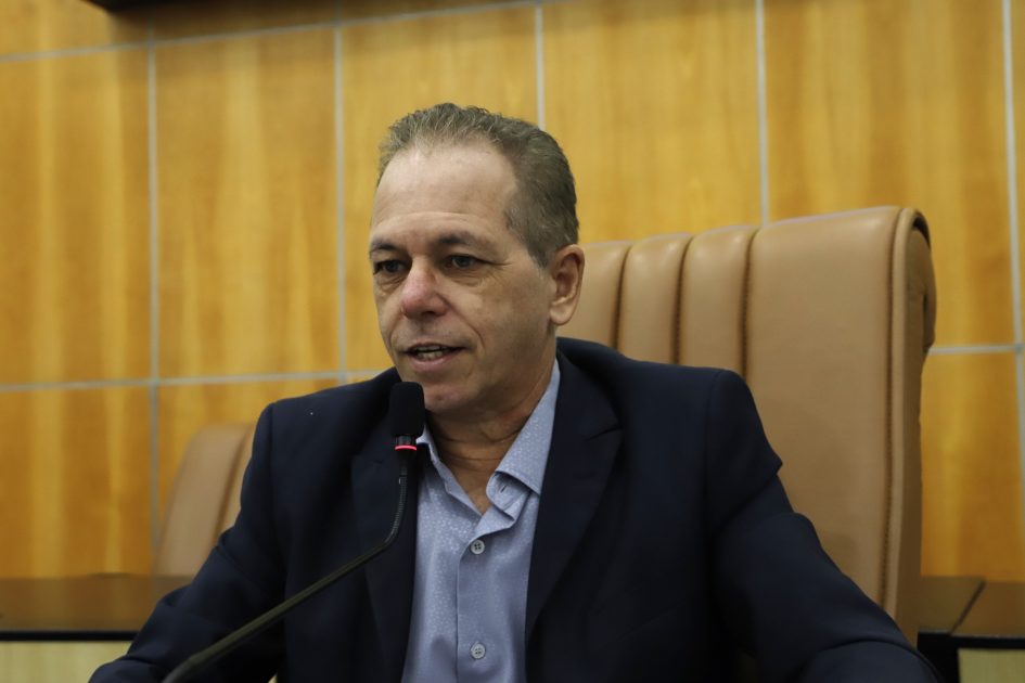 Paulinho do Esporte solicita limpeza em área escolar e manutenção de córrego na Diogo Fontes