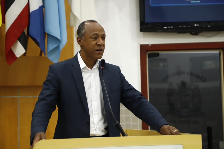 Rogério Timóteo cobra limpeza de área de lazer para proteger saúde de crianças