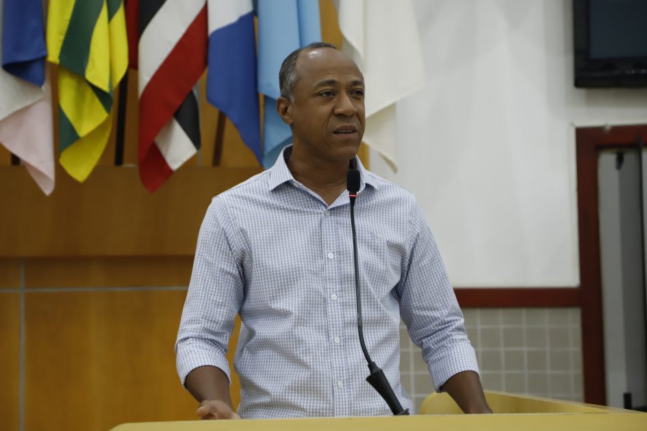 Rogério Timóteo pede capina e limpeza de córrego no Jardim Primavera