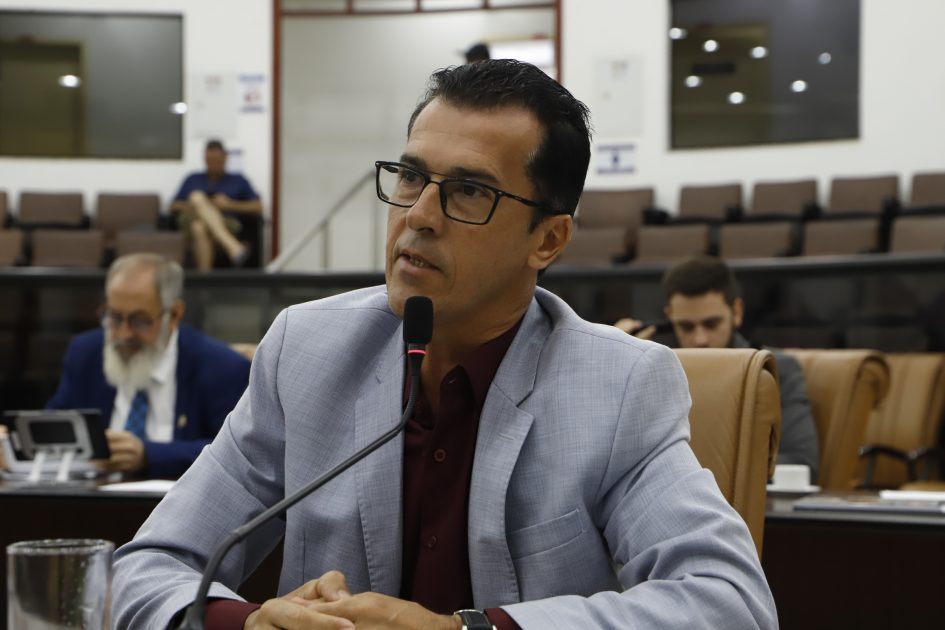 Daniel Mariano cobra vistoria da Prefeitura em árvore no Jardim Didinha