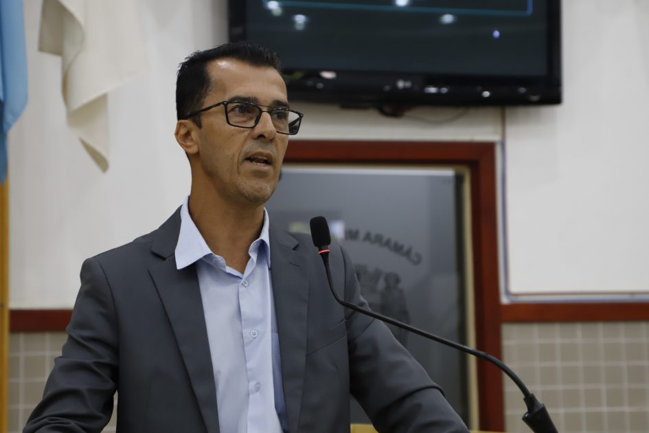 Daniel Mariano cobra cidade mais inclusiva sobre LIBRAS nos órgãos públicos