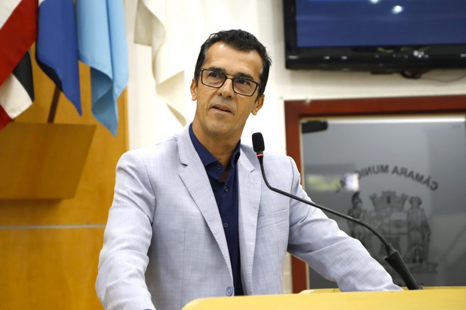 Daniel Mariano cobra Prefeitura sobre implantação de piso tátil em escola do Bandeira Branca I