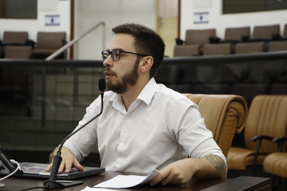 Gabriel Belém questiona prefeito sobre Unidade Odontológica Móvel em Jacareí