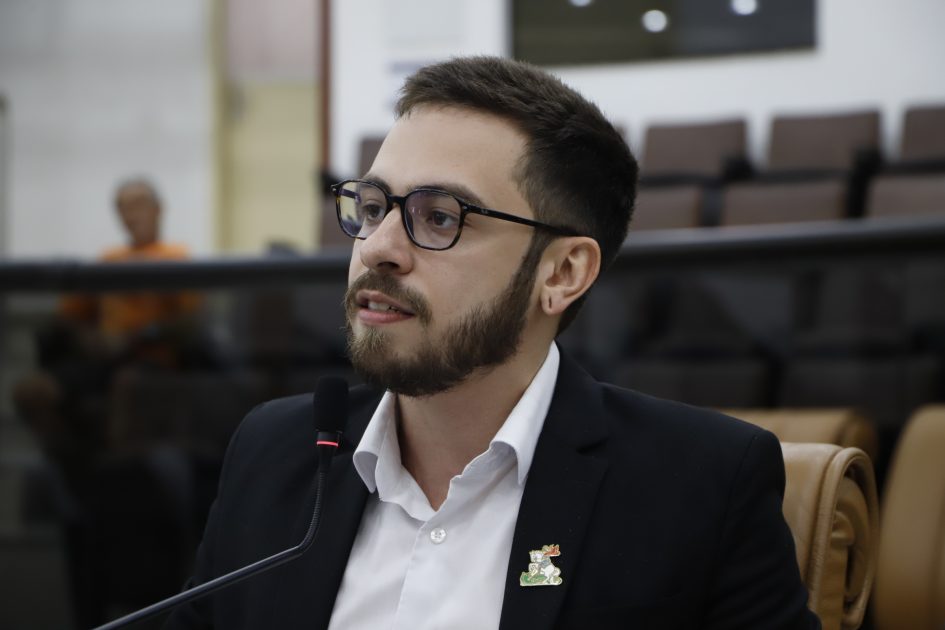 Gabriel Belém questiona prefeito sobre recursos paralisados em contas da Prefeitura