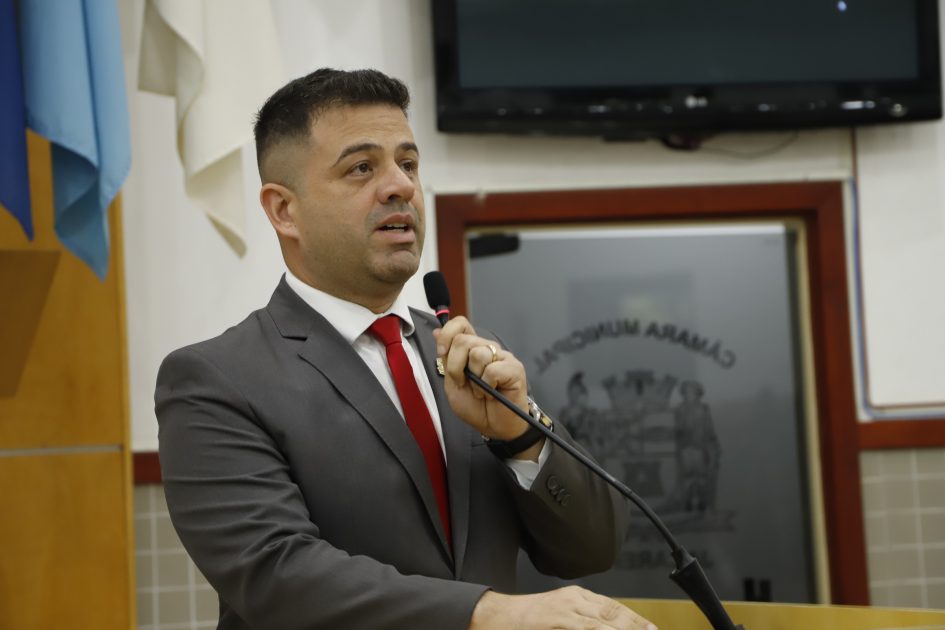 Jean Araújo cobra Prefeitura sobre melhorias nos banheiros do EducaMais Esperança