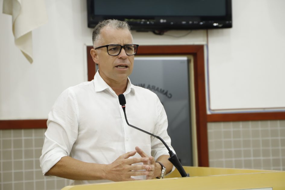 Luís Flávio questiona Prefeitura sobre critérios de atividade externa a Fast-Food com alunos da rede municipal