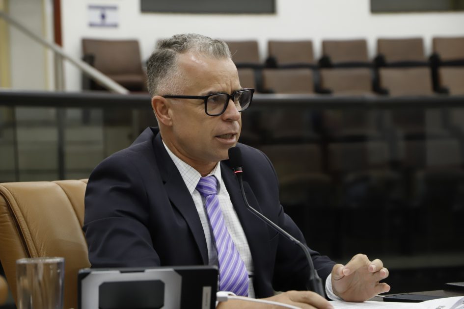 Luís Flávio questiona Prefeitura sobre problemas estruturais e gastos em obra na Avenida Davi Lino