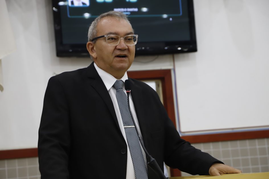 Marcelo Dantas solicita cobertura em quadra esportiva de escola na Vila Zezé