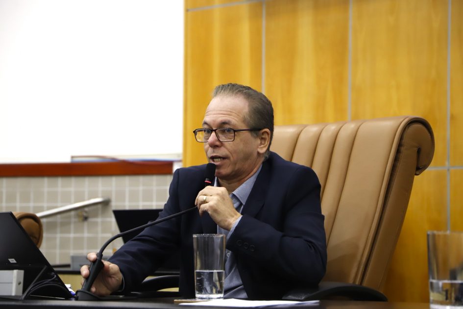 Paulinho do Esporte aciona EDP para troca de poste de madeira em rua do Jardim Nova Esperança