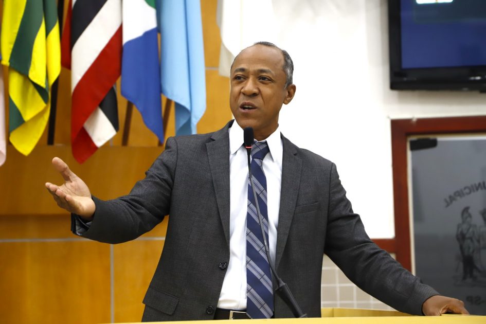 Rogério Timóteo pede capina e limpeza em creche no Jardim Primavera