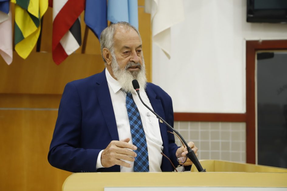 Valmir do Parque Meia Lua solicita capina e limpeza em área do SIM