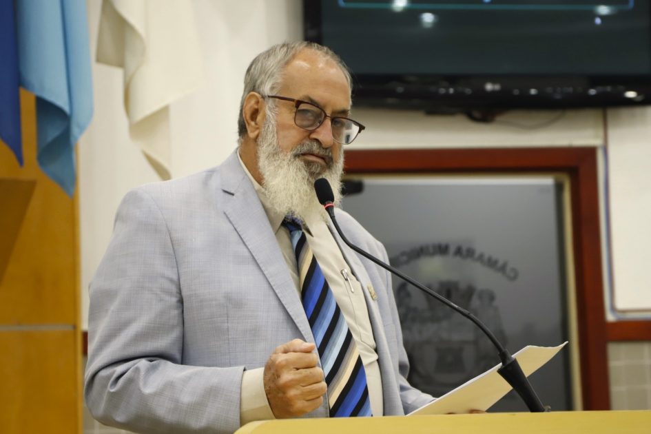 Valmir solicita reparo na rede de esgoto no Parque Meia Lua