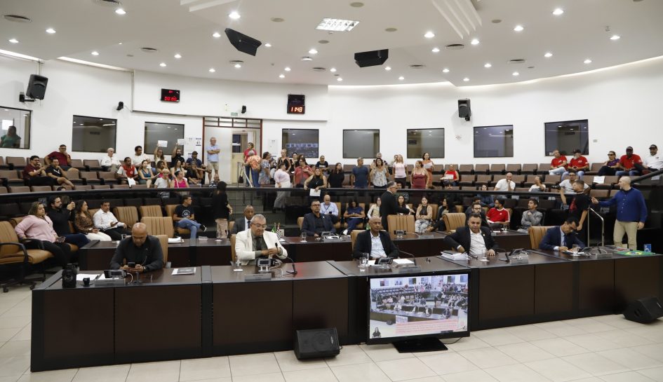 Câmara Municipal suspende mandato de vereador por uma sessão