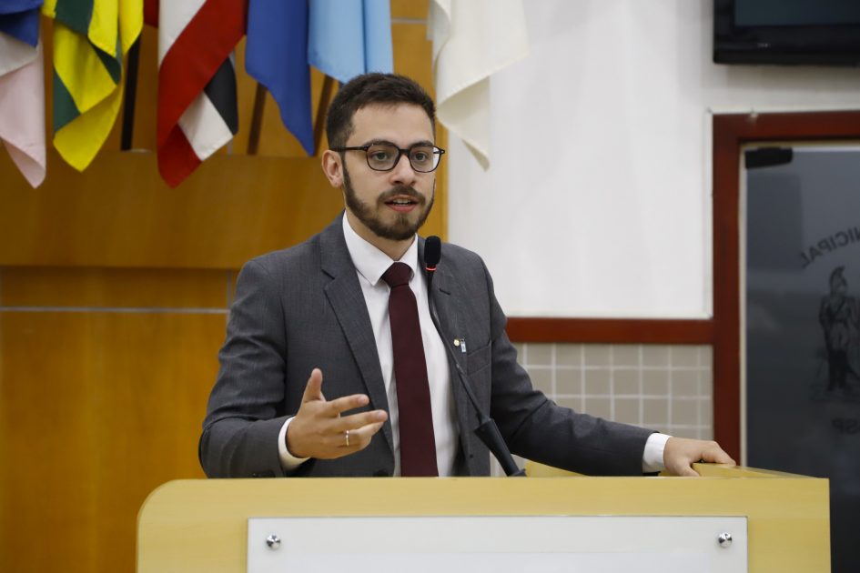 Gabriel Belém questiona prefeito sobre supostas irregularidades em programa de saúde