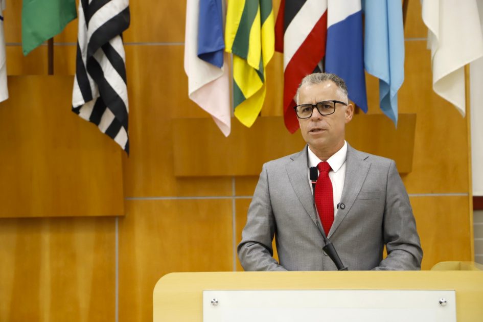 Luís Flávio questiona prefeito sobre falta de melhorias na Avenida Malek Assad