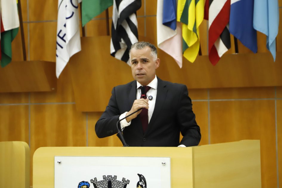 Luís Flávio questiona prefeito sobre andamento de obras de pavimentação no Veraneio Ijal