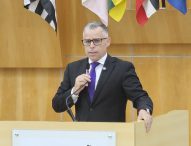 Luís Flávio questiona prefeito sobre falta de infraestrutura na Avenida Dom Pedro I