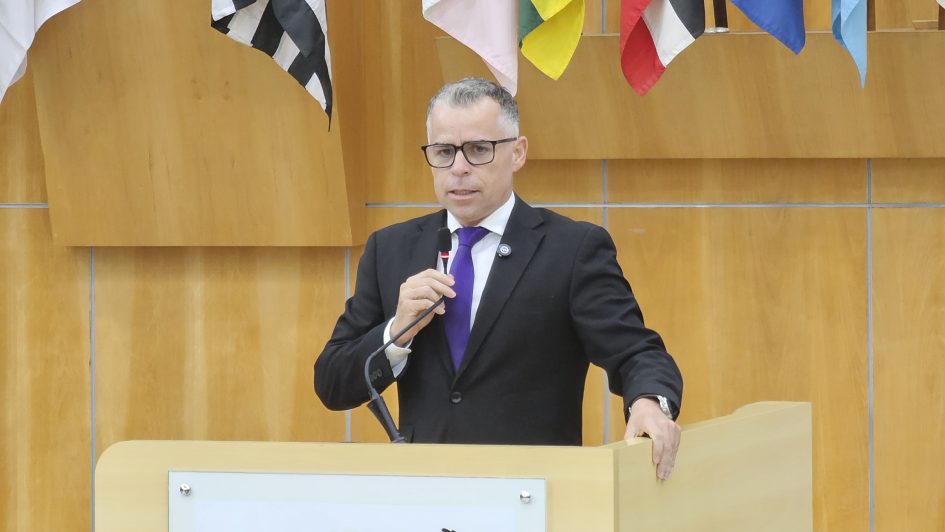 Luís Flávio questiona prefeito sobre falta de infraestrutura na Avenida Dom Pedro I