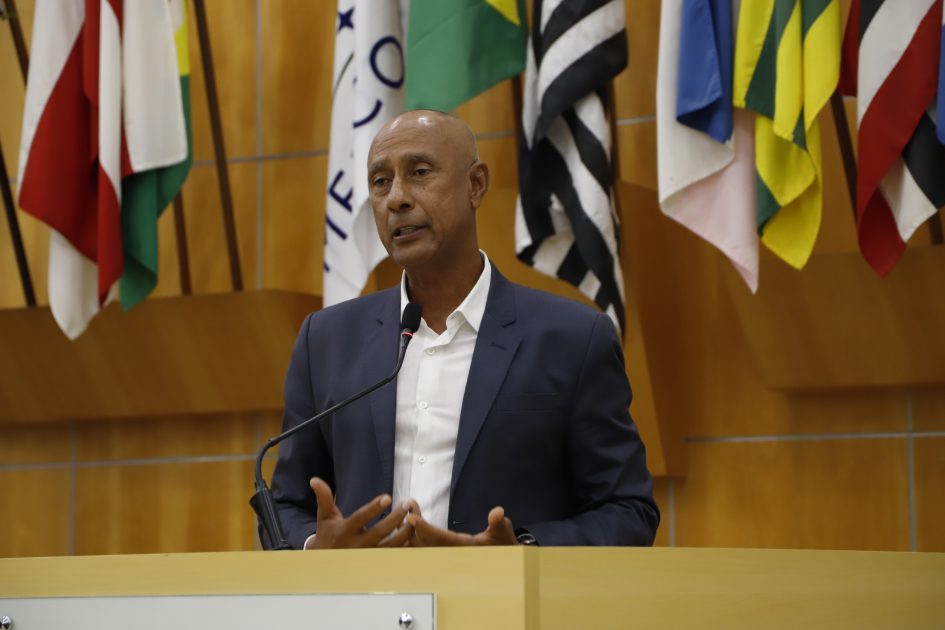 Paulinho dos Condutores cobra serviços de zeladoria no Parque dos Sinos e Parque Imperial