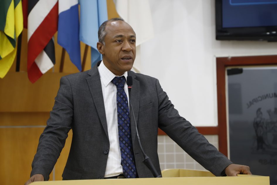 Rogério Timóteo cobra melhorias em playground no Parque Meia Lua