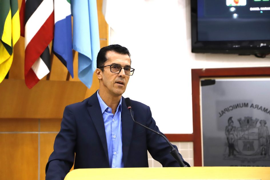 Daniel Mariano solicita vistoria em poste irregular no Jardim Esperança