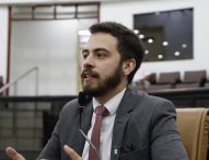 Gabriel Belém questiona prefeito sobre contratação de sistema educacional para rede municipal