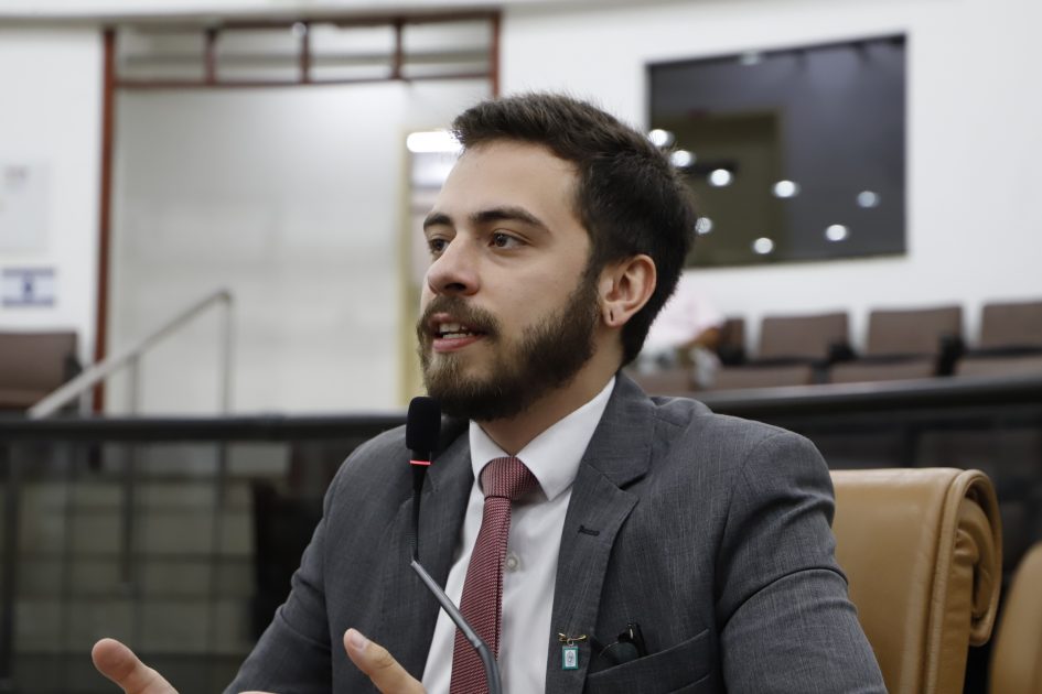 Gabriel Belém questiona prefeito sobre contratação de sistema educacional para rede municipal