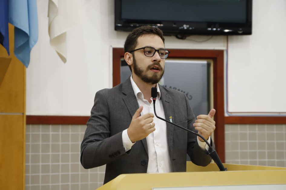 Gabriel Belém questiona prefeito sobre possível uso indevido de carro oficial