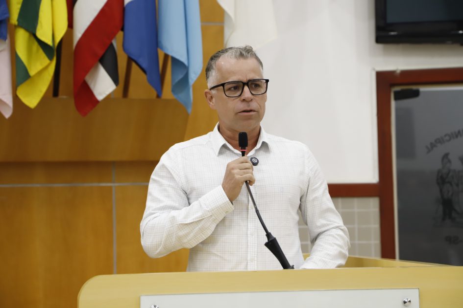 Luís Flávio cobra fiscalização em veículo abandonado no Parque Itamaraty